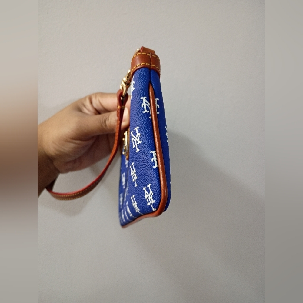 Dooney & Bourke and NY Mets, NWOT, Wristlet, Zipper Closure, Color Blue and Tan - Picture 6 of 10
